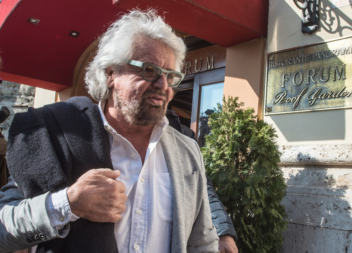 M5s, Grillo indagato: contratti da Moby per 1 mln di €. Toninelli nelle chat