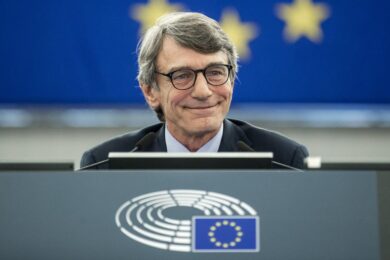 Morte Sassoli, “ogni tanto una buona notizia”: denunciato l’autore no vax