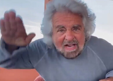 M5s, Grillo indagato: contratti da Moby per 1 mln di €. Toninelli nelle chat