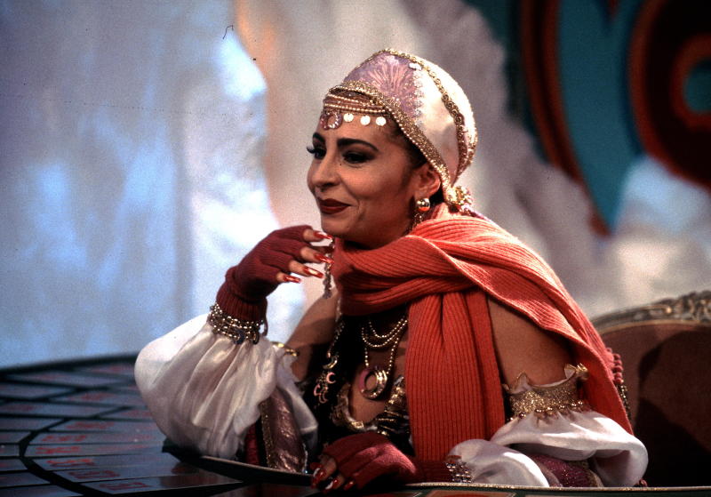 Corsa al Quirinale: ad Arcore arriva “la Zingara” Cloris Brosca Corsa al Quirinale: ad Arcore arriva “la Zingara” Cloris Brosca