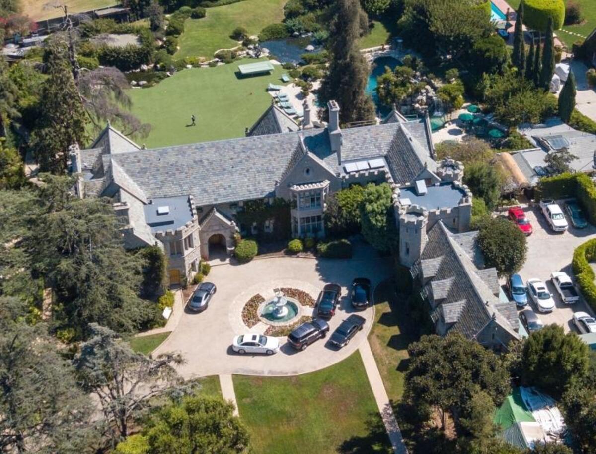 PlayBoy, nella villa violenze e droga: “Hefner pretendeva orge 5 sere su 7”