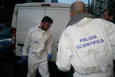 41enne trovata morta in casa, in corso le indagini da parte della Polizia