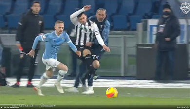 Coppa Italia, Sarri travolto dal calciatore dell’Udinese. VIDEO