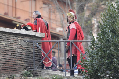 Al Colosseo pochi turisti ma resistono i centurioni: multati per 13 mila €