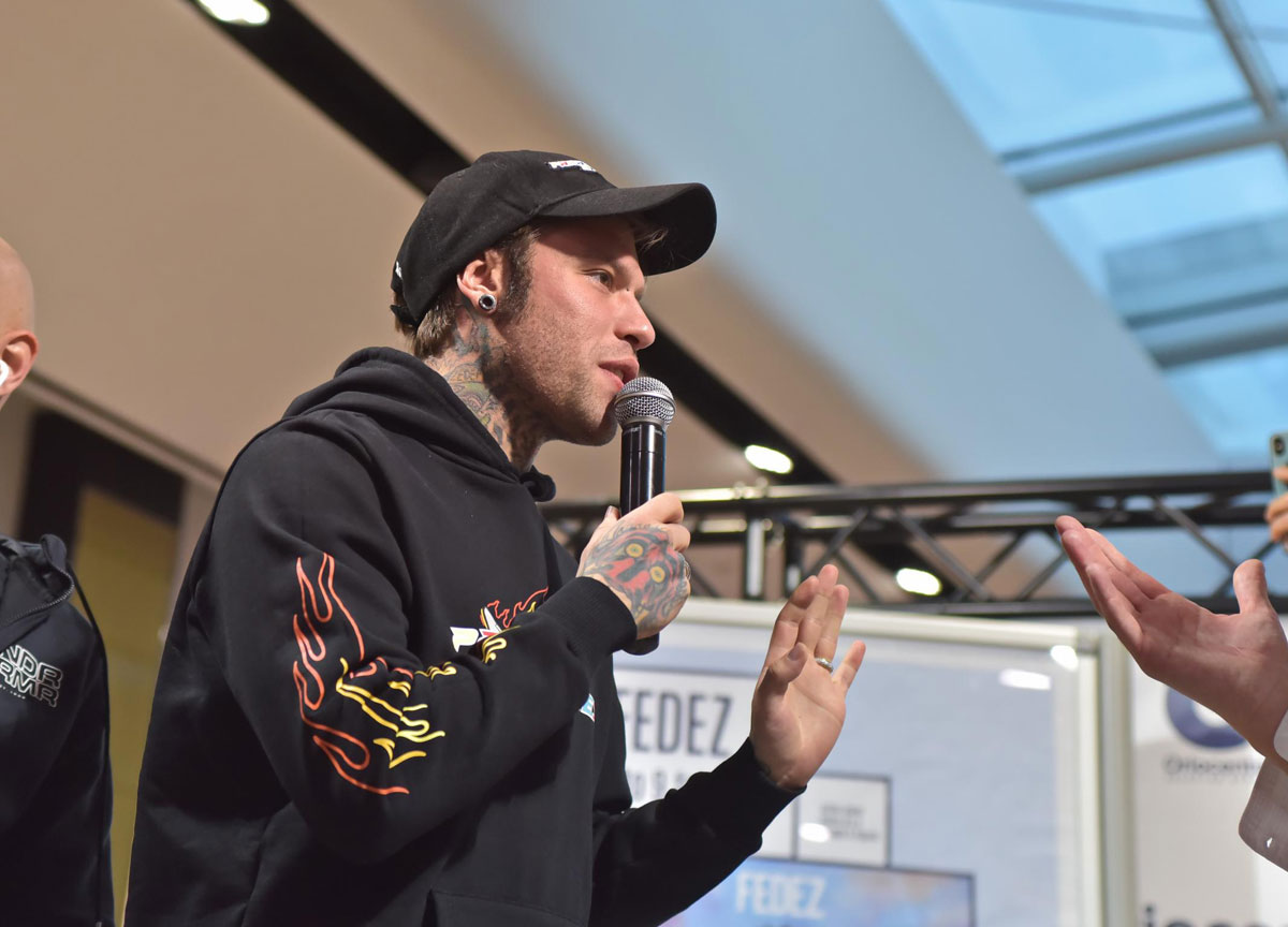 Fedez litiga con tutti. La causa? Affari, brutto carattere e… una donna