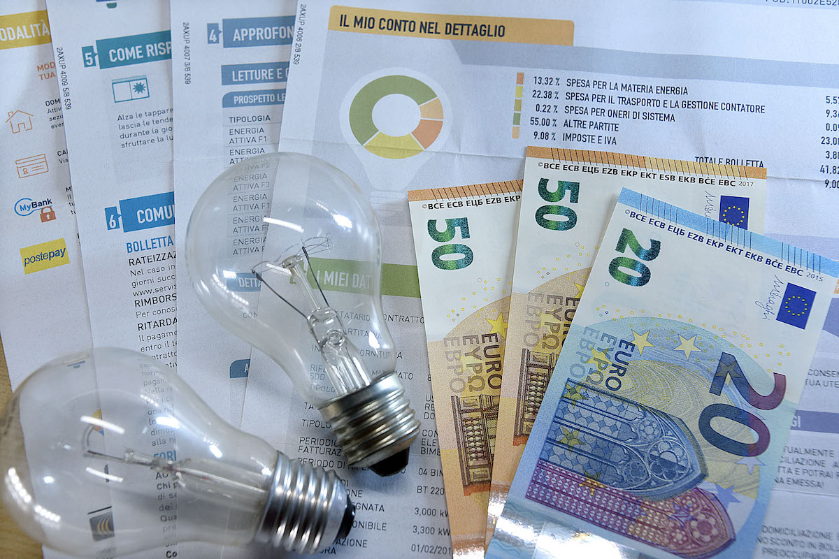 Gas: 4 miliardi per le bollette, 1 per i ristori. Draghi rinvia i decreti Gas: 4 miliardi per le bollette, 1 per i ristori. Draghi rinvia i decreti
