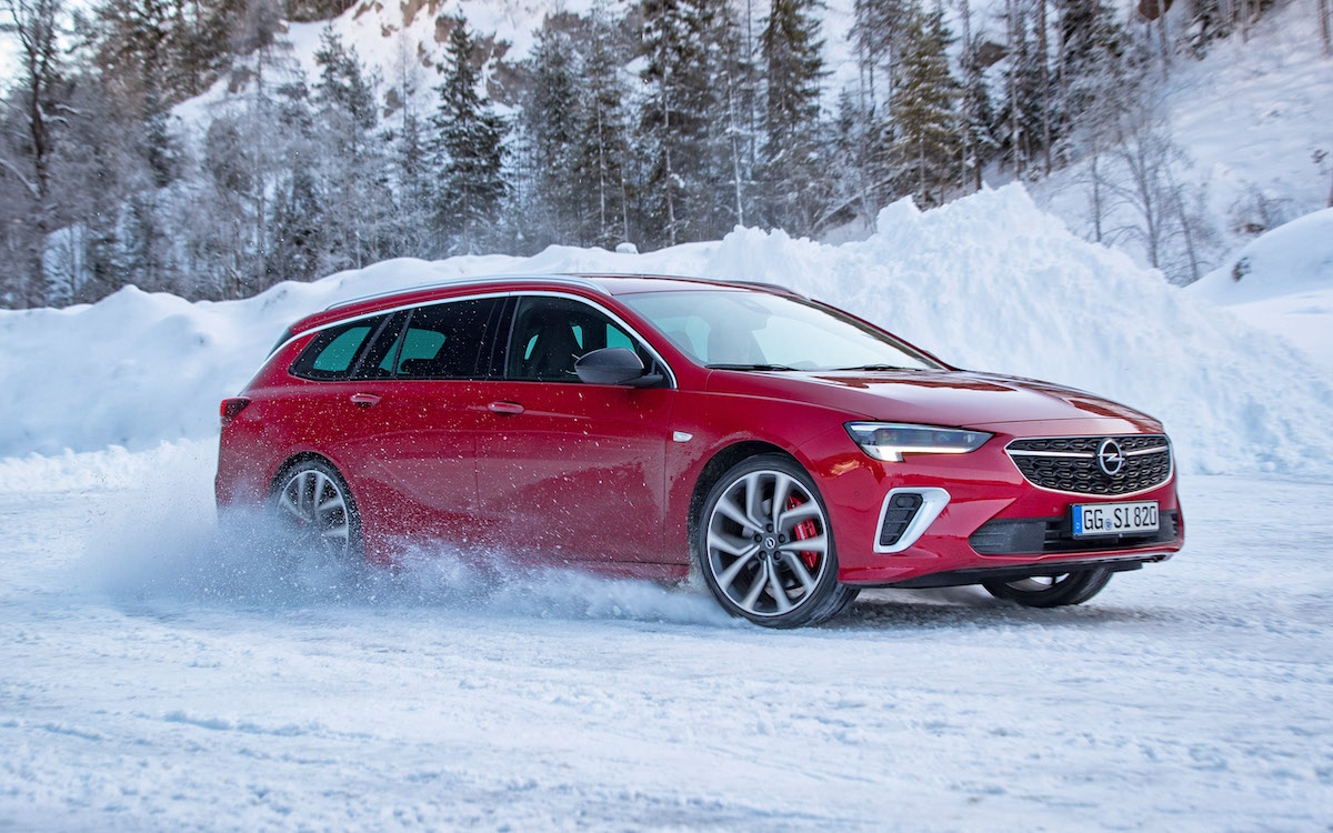 Opel Grandland Hybrid4 e Opel Insignia con trazione integrale hi-tech Opel Grandland Hybrid4 e Opel Insignia con trazione integrale hi-tech