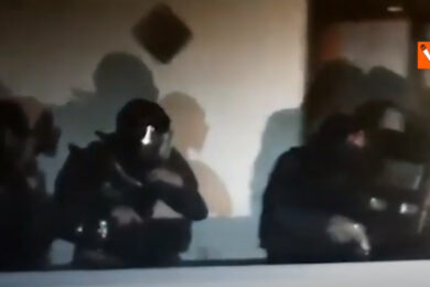 Uomo con problemi psichici barricato in casa a Viareggio, l’intervento della polizia. Video