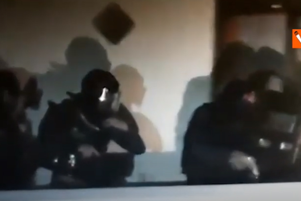 Uomo con problemi psichici barricato in casa a Viareggio, l’intervento della polizia. Video Uomo con problemi psichici barricato in casa a Viareggio, l’intervento della polizia. Video