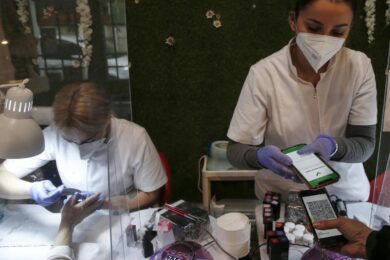 Vietato l’ingresso ai cani e ai non vaccinati: Draghi umilia il Parlamento