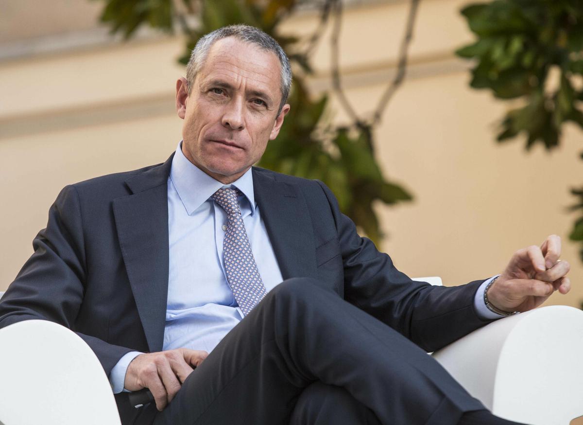 Poste compra Lis e risponde a Enel: così Del Fante disegna la sua strategia Poste compra Lis e risponde a Enel: così Del Fante disegna la sua strategia