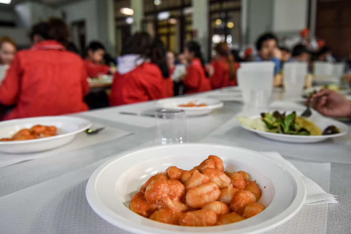 Bimbi a scuola ma a digiuno: a Roma esplode la rivolta delle mense scolastiche Bimbi a scuola ma a digiuno: a Roma esplode la rivolta delle mense scolastiche