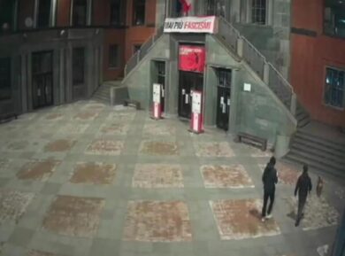 Cgil Milano, provocazione di estremisti: divelto striscione “Mai più fascismi”
