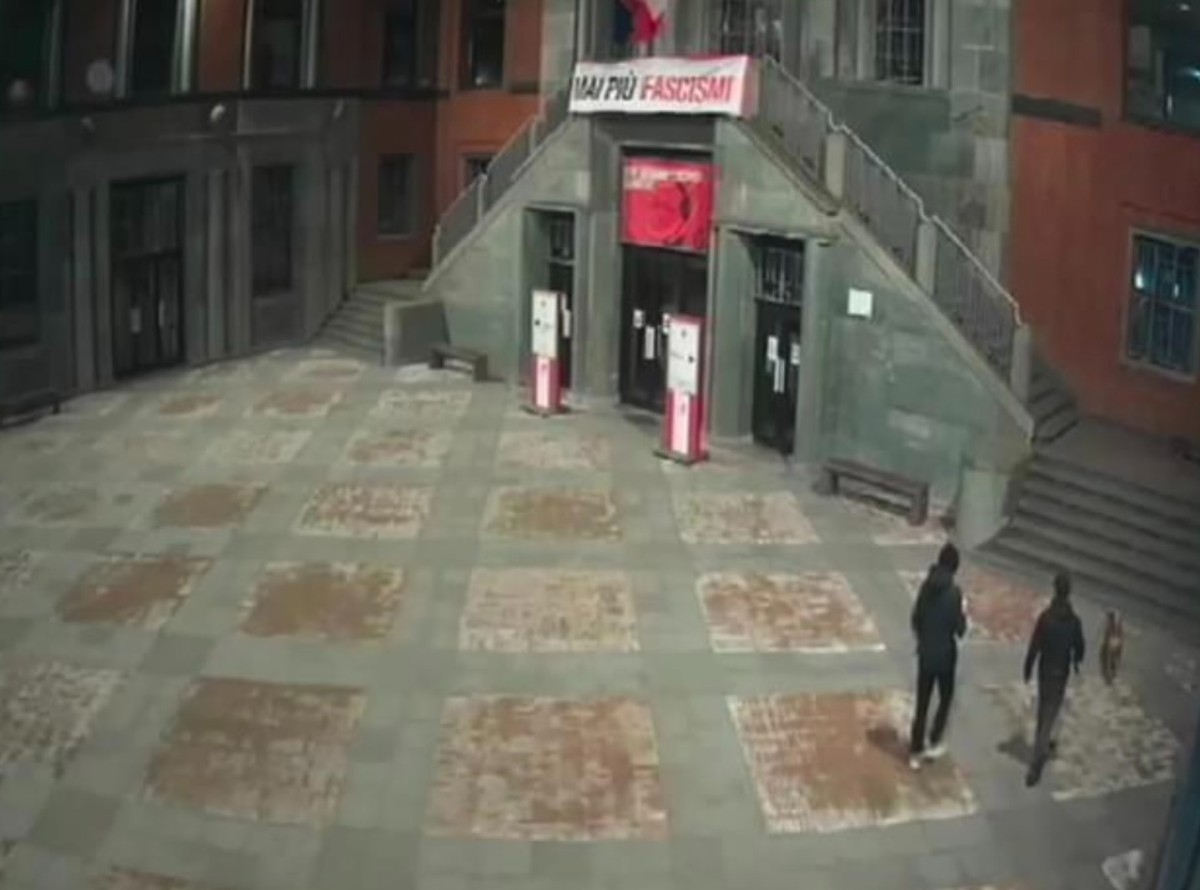 Cgil Milano, provocazione di estremisti: divelto striscione “Mai più fascismi” Cgil Milano, provocazione di estremisti: divelto striscione “Mai più fascismi”