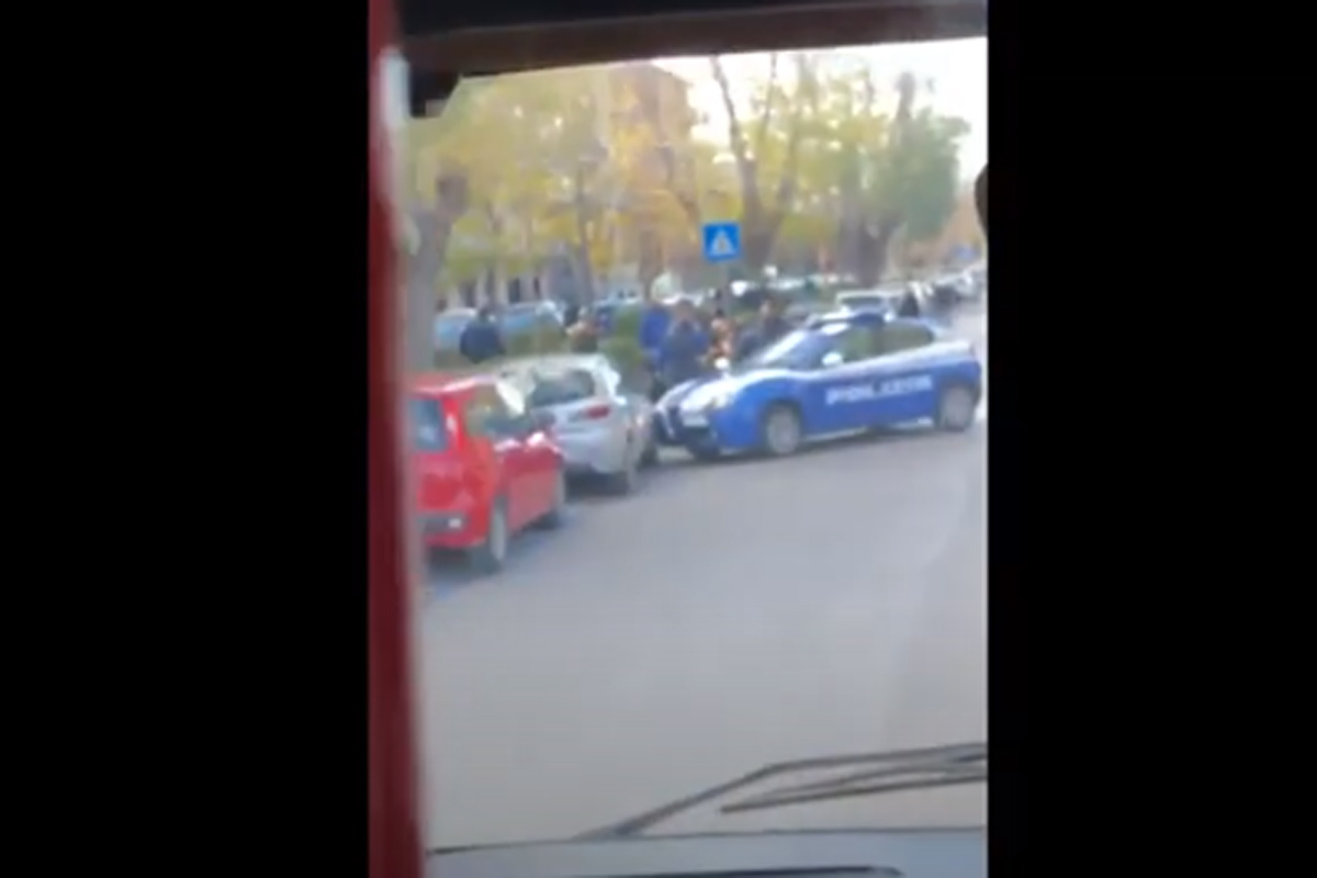 Terrore Taranto: polizia insegue un auto, onducente spara e ferisce 2 agenti Terrore Taranto: polizia insegue un auto, onducente spara e ferisce 2 agenti