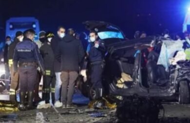 Brescia, auto si schianta contro un bus: morti 5 giovani, anche una 17enne