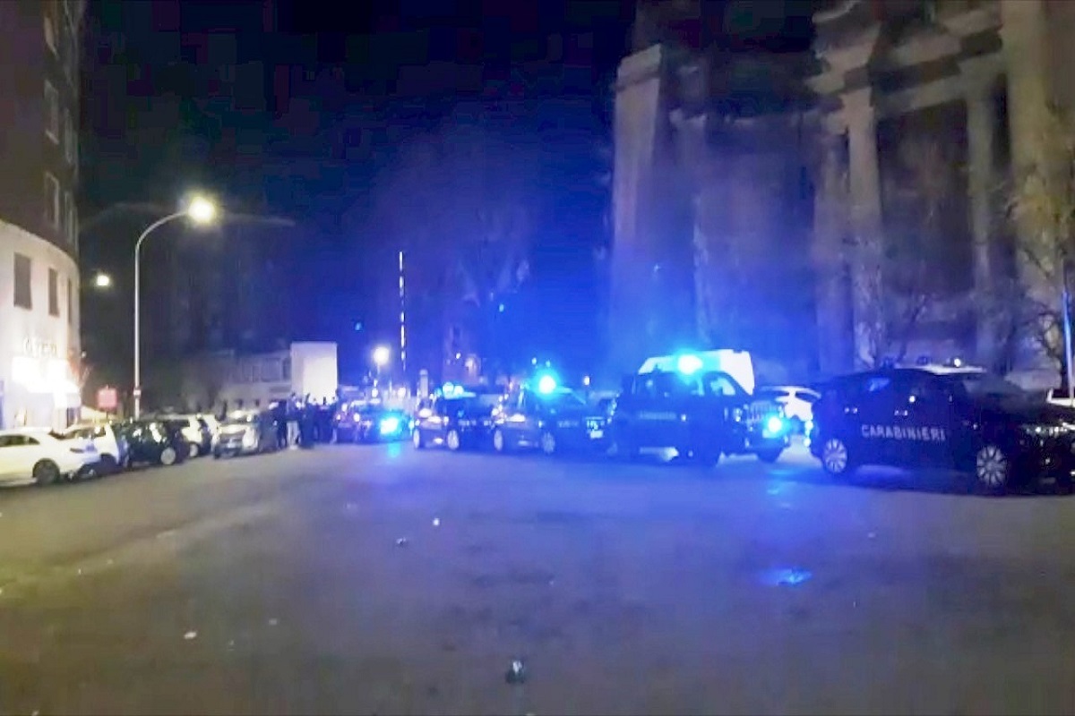 Roma, i Parioli si riprendono il primato della mala movida. Maxi assembramenti Roma, i Parioli si riprendono il primato della mala movida. Maxi assembramenti