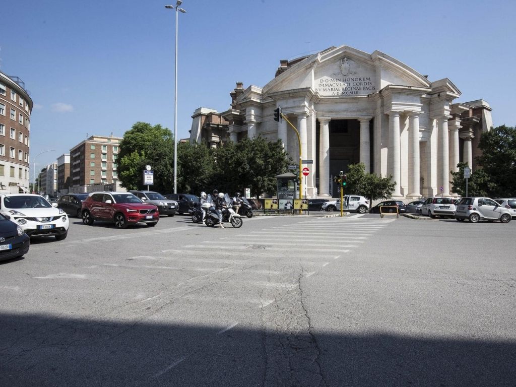 Roma, i Parioli si riprendono il primato della mala movida. Maxi assembramenti Roma, i Parioli si riprendono il primato della mala movida. Maxi assembramenti