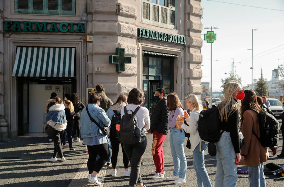 Covid, farmacisti distratti e falsi positivi: blitz dei Nas nei centri tampone Covid, farmacisti distratti e falsi positivi: blitz dei Nas nei centri tampone