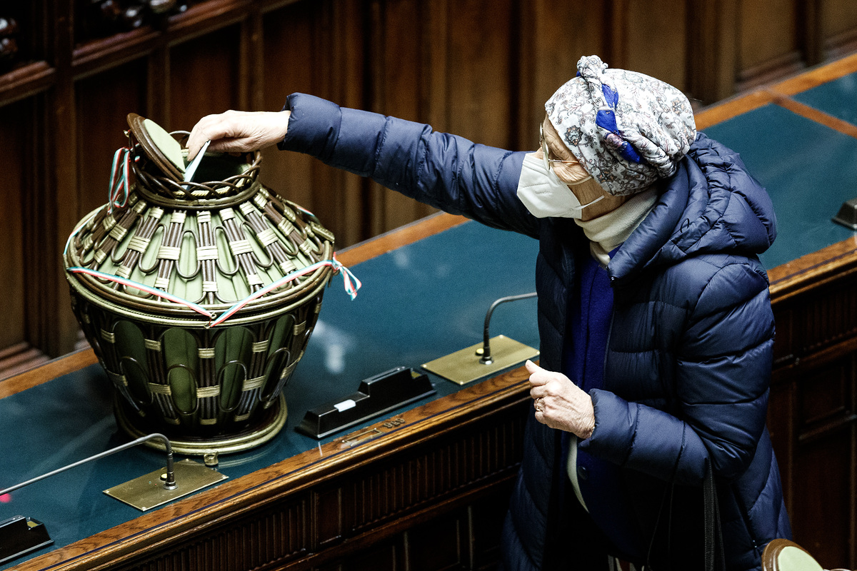 “Mentana all’inizio della maratona”, il voto sul Quirinale e l’ironia social “Mentana all’inizio della maratona”, il voto sul Quirinale e l’ironia social