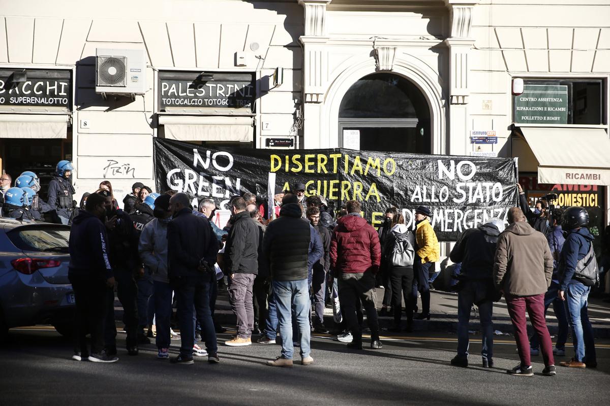 Marcia dei no green pass su Roma: la Prefettura pronta a vietare il raduno Marcia dei no green pass su Roma: la Prefettura pronta a vietare il raduno