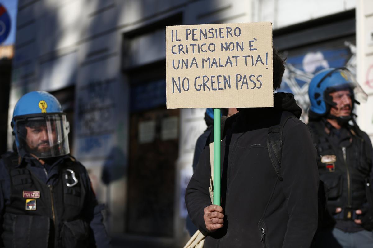 Marcia dei no green pass su Roma: la Prefettura pronta a vietare il raduno Marcia dei no green pass su Roma: la Prefettura pronta a vietare il raduno