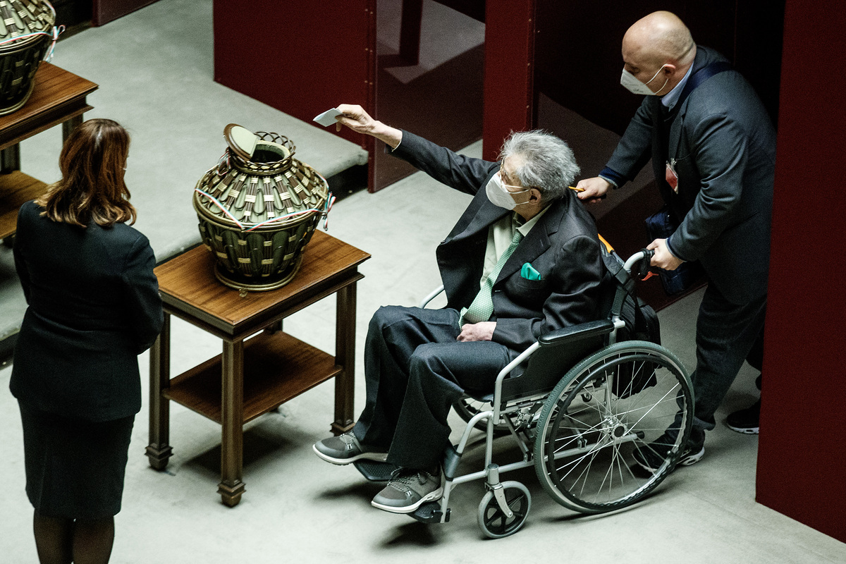 Quirinale 2022, seconda fumata nera. Voti per Mancini, De Sica e mamma Regeni Quirinale 2022, seconda fumata nera. Voti per Mancini, De Sica e mamma Regeni
