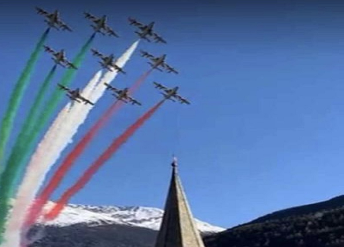 Le frecce tricolori incantano Bormio. GALLERY Le frecce tricolori incantano Bormio. GALLERY
