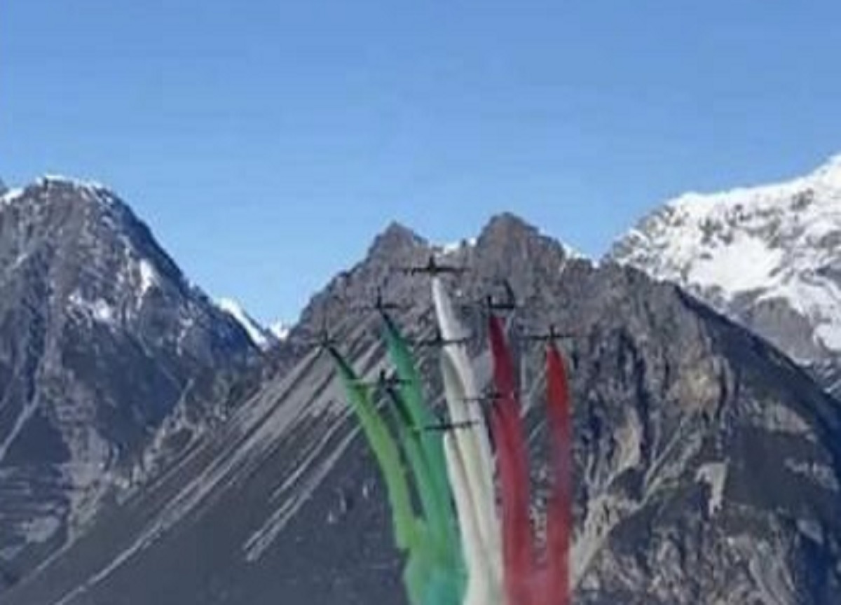 Le frecce tricolori incantano Bormio. GALLERY Le frecce tricolori incantano Bormio. GALLERY