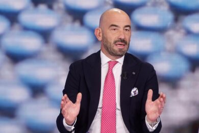 Vaccino, quarta dose come in Israele? Bassetti: “Nessun rischio immunitario”