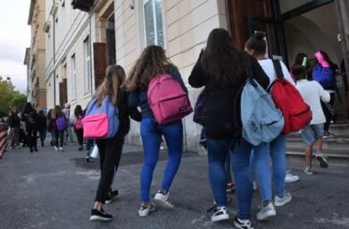 “Dissidenti perseguitati”, lettera fuori dalle scuole  – Il tg VERO GIORNALE