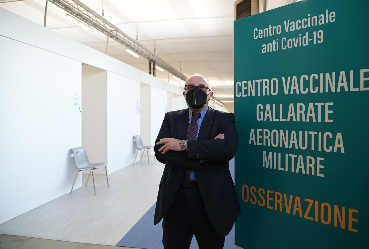 Figliuolo e Bertolaso visitano il nuovo centro vaccini Covid di Gallarate Figliuolo e Bertolaso visitano il nuovo centro vaccini Covid di Gallarate