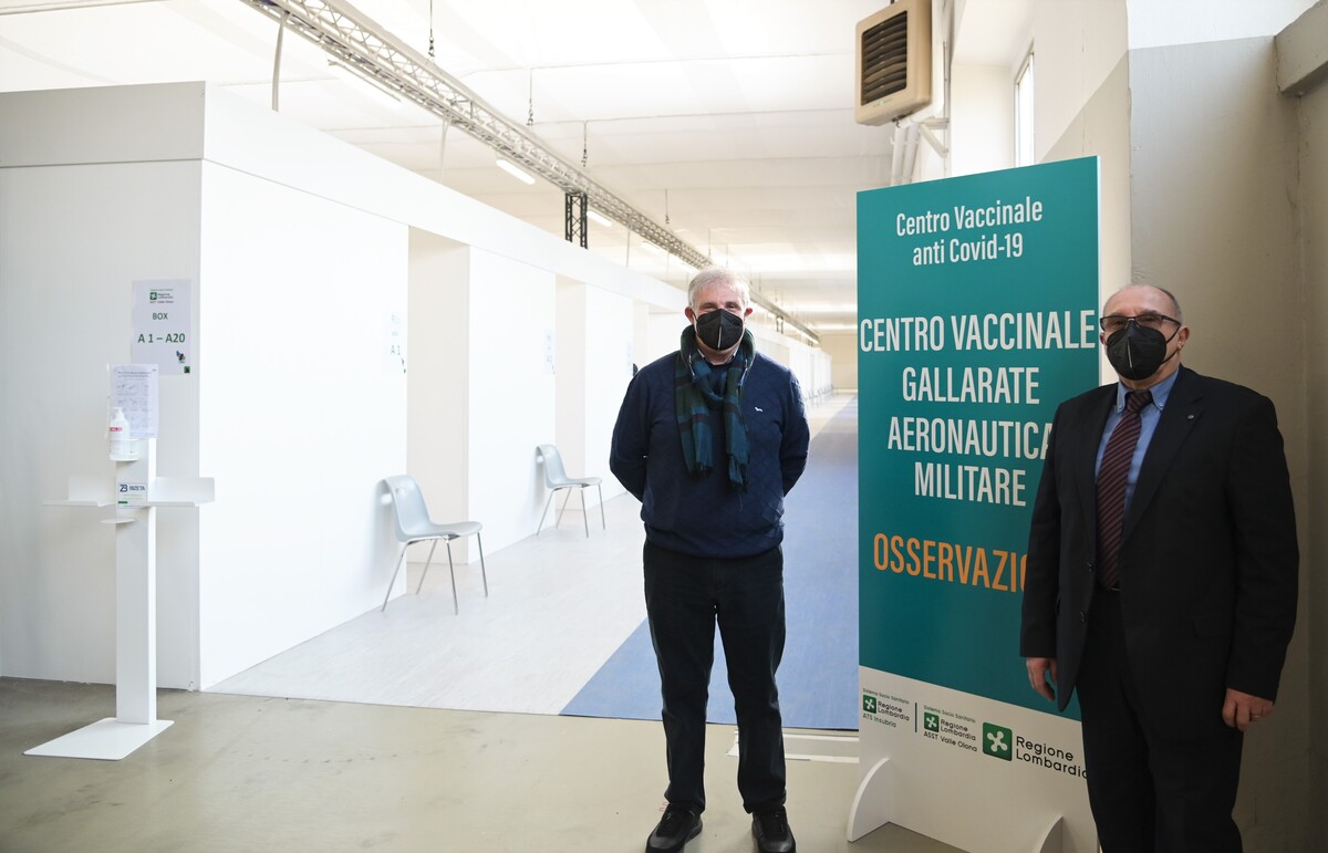 Figliuolo e Bertolaso visitano il nuovo centro vaccini Covid di Gallarate Figliuolo e Bertolaso visitano il nuovo centro vaccini Covid di Gallarate