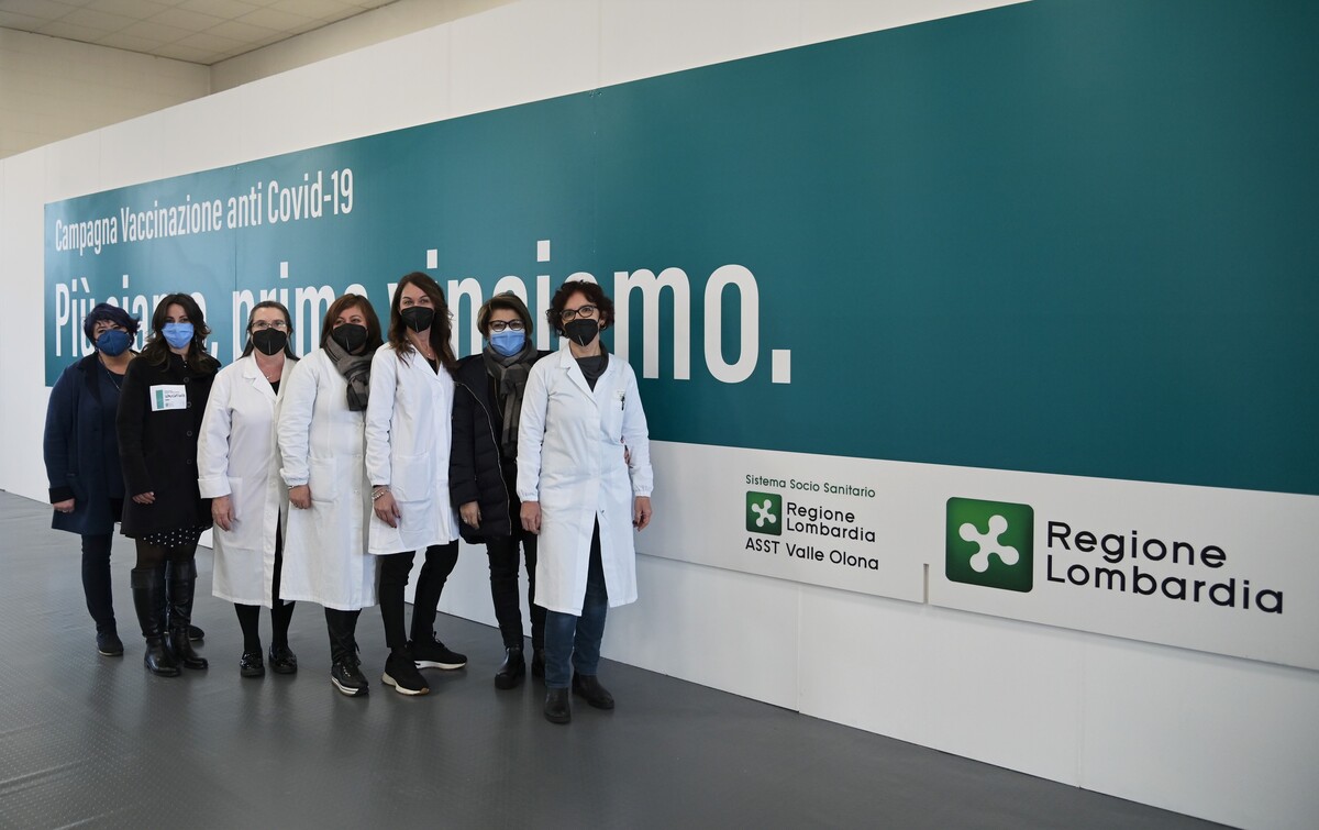 Figliuolo e Bertolaso visitano il nuovo centro vaccini Covid di Gallarate Figliuolo e Bertolaso visitano il nuovo centro vaccini Covid di Gallarate