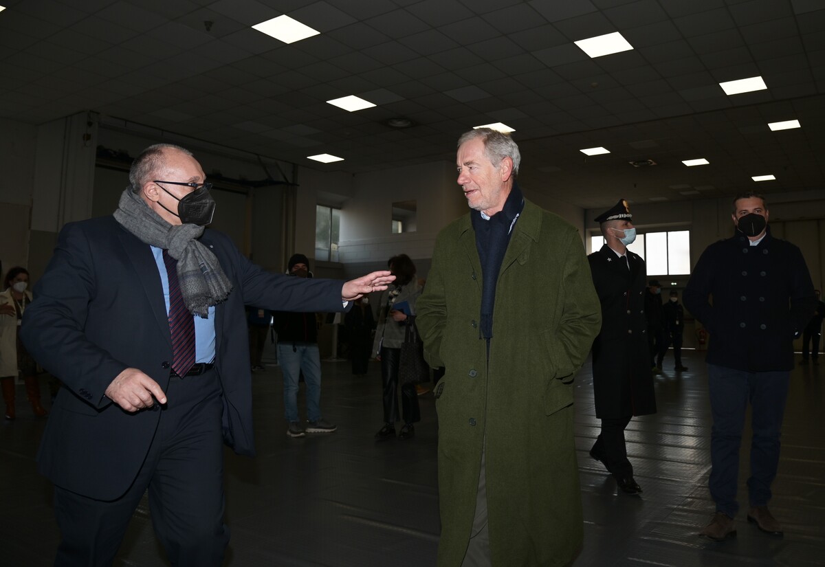 Figliuolo e Bertolaso visitano il nuovo centro vaccini Covid di Gallarate Figliuolo e Bertolaso visitano il nuovo centro vaccini Covid di Gallarate