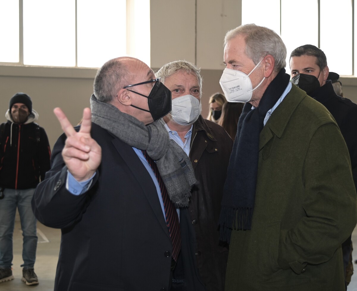 Figliuolo e Bertolaso visitano il nuovo centro vaccini Covid di Gallarate Figliuolo e Bertolaso visitano il nuovo centro vaccini Covid di Gallarate
