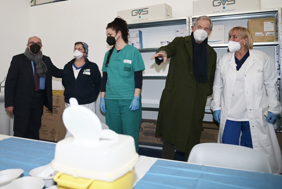 Figliuolo e Bertolaso visitano il nuovo centro vaccini Covid di Gallarate Figliuolo e Bertolaso visitano il nuovo centro vaccini Covid di Gallarate