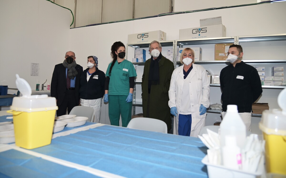 Figliuolo e Bertolaso visitano il nuovo centro vaccini Covid di Gallarate Figliuolo e Bertolaso visitano il nuovo centro vaccini Covid di Gallarate