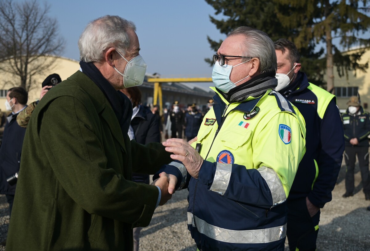 Figliuolo e Bertolaso visitano il nuovo centro vaccini Covid di Gallarate Figliuolo e Bertolaso visitano il nuovo centro vaccini Covid di Gallarate
