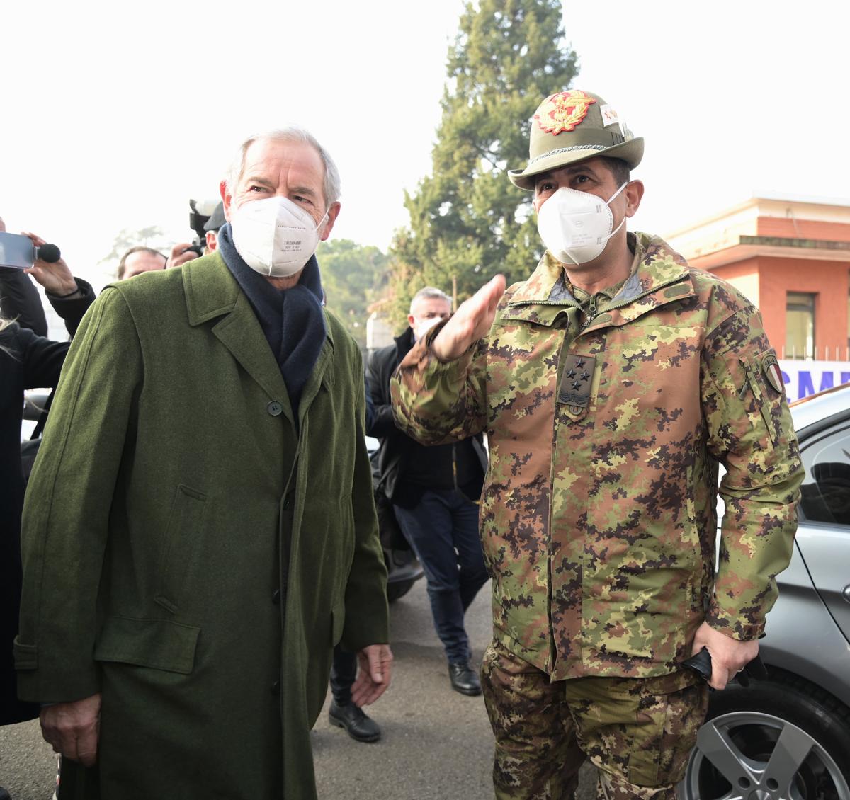 Figliuolo e Bertolaso visitano il nuovo centro vaccini Covid di Gallarate Figliuolo e Bertolaso visitano il nuovo centro vaccini Covid di Gallarate