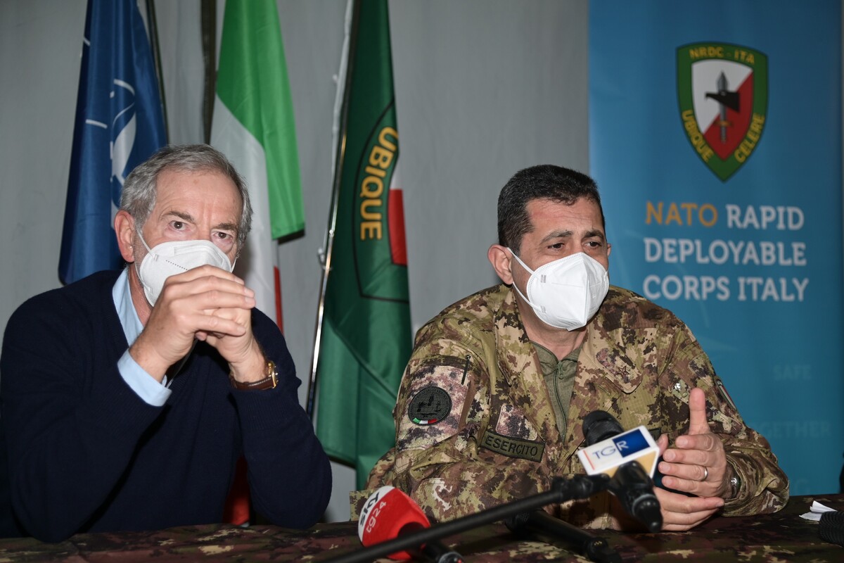 Figliuolo e Bertolaso visitano il nuovo centro vaccini Covid di Gallarate Figliuolo e Bertolaso visitano il nuovo centro vaccini Covid di Gallarate