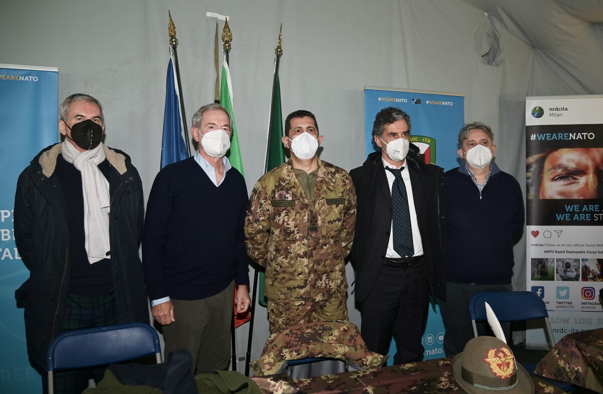 Figliuolo e Bertolaso visitano il nuovo centro vaccini Covid di Gallarate Figliuolo e Bertolaso visitano il nuovo centro vaccini Covid di Gallarate