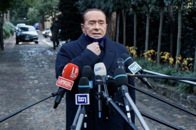 Fi, Berlusconi soffrirebbe di un’infezione. In ospedale non solo per controlli