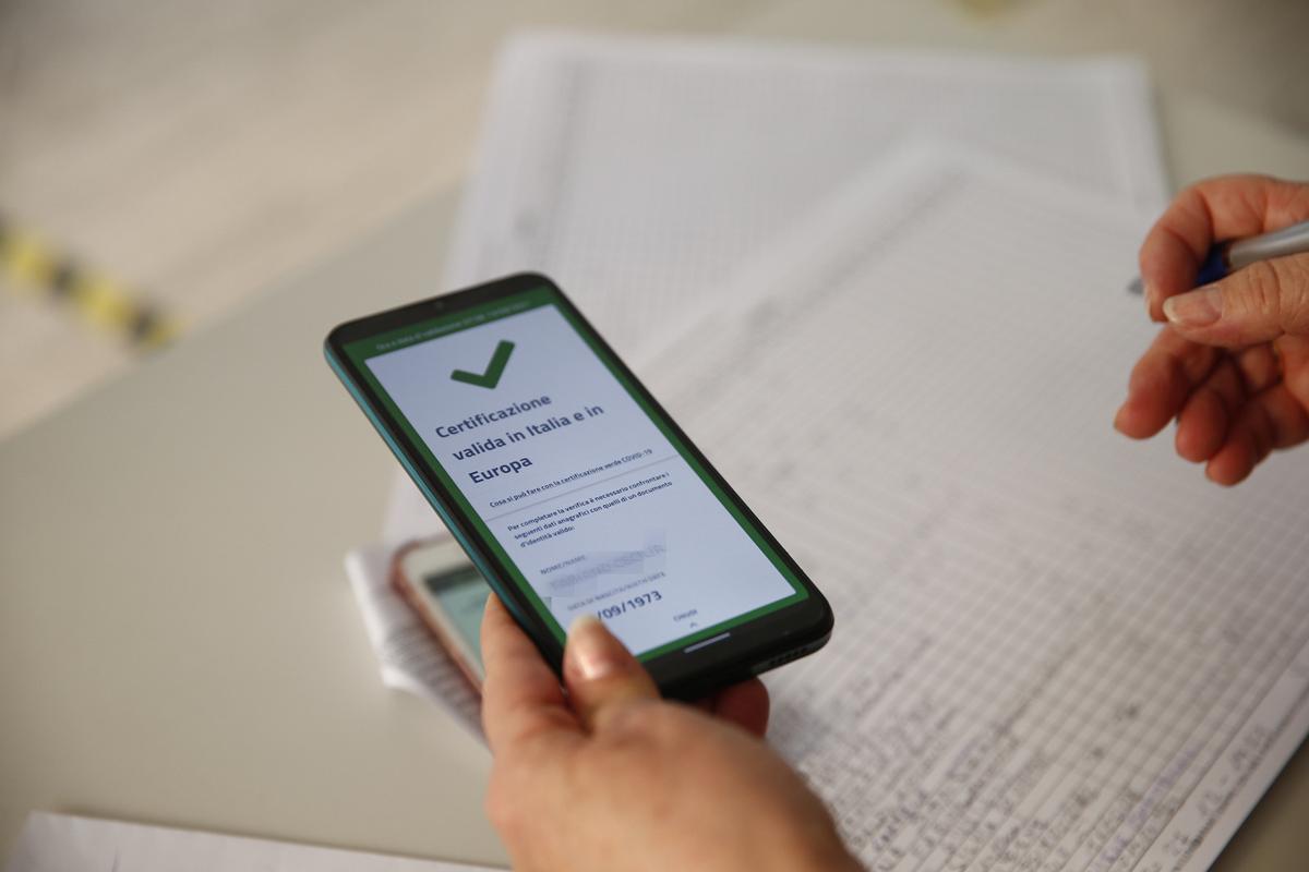 Scuola, presidi Lazio: “Ore di lezione buttate a controllare Green Pass” Scuola, presidi Lazio: “Ore di lezione buttate a controllare Green Pass”