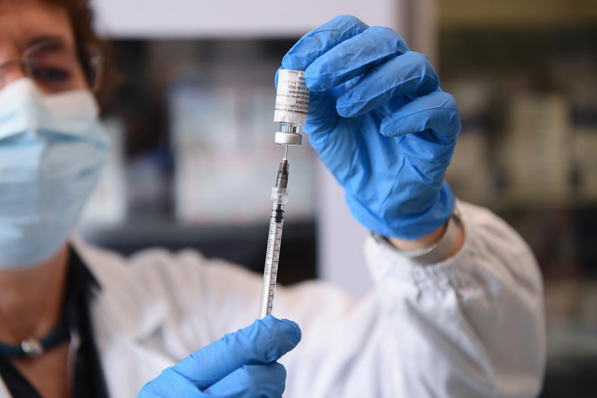 Vaccino in cambio di una cena, 30enne va all’hub al posto di un amico no vax Vaccino in cambio di una cena, 30enne va all’hub al posto di un amico no vax