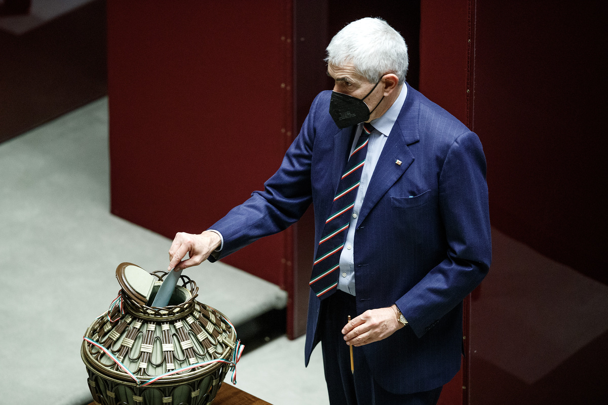 Quirinale, ormai è sfida a tre: Casini, Belloni o Draghi Quirinale, ormai è sfida a tre: Casini, Belloni o Draghi