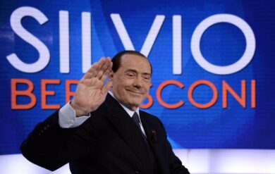 Berlusconi in ospedale: “Ha passato giorni molto brutti, ma sta recuperando”