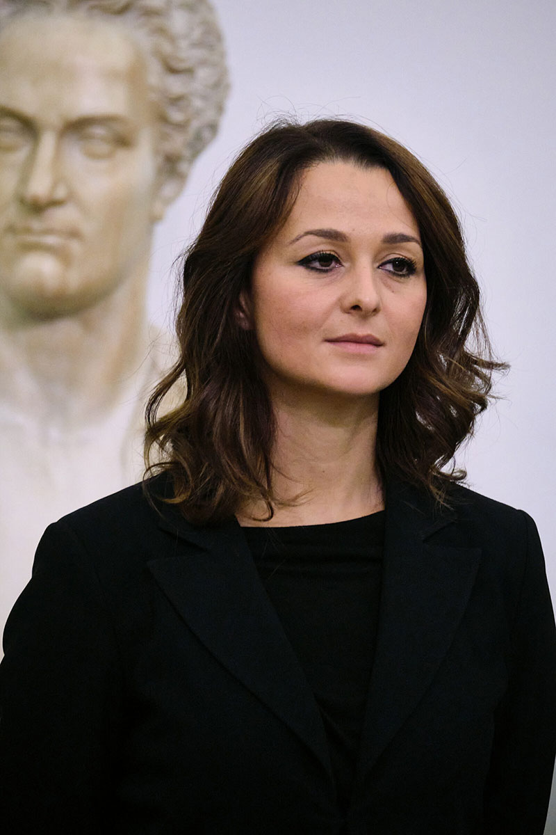 claudia pratelli verticale claudia pratelli verticale