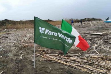 Pulizia spiagge fai da te: Fare Verde toglie i rifiuti dalle coste laziali