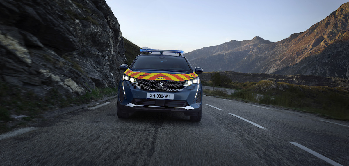 PEUGEOT 3008 Hybrid veste la divisa della gendarmeria francese PEUGEOT 3008 Hybrid veste la divisa della gendarmeria francese